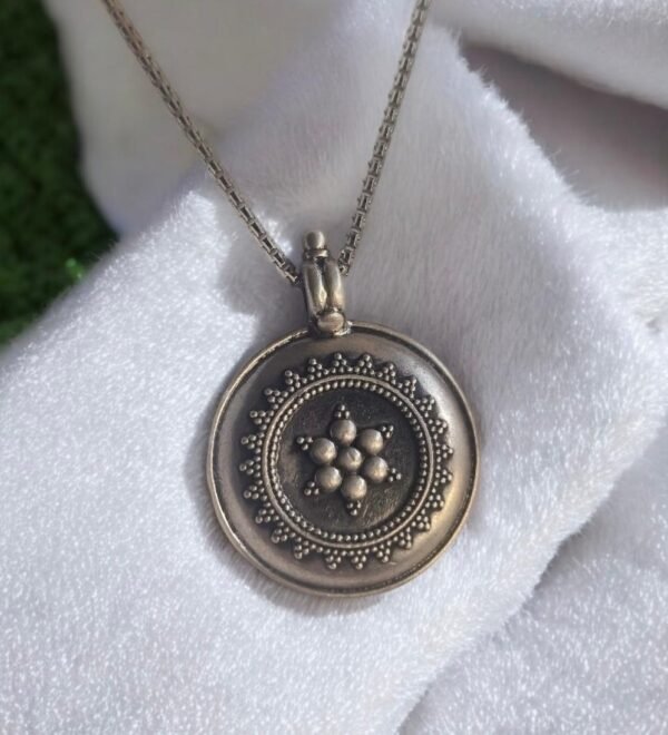 Round dana work pendant in 925 silver