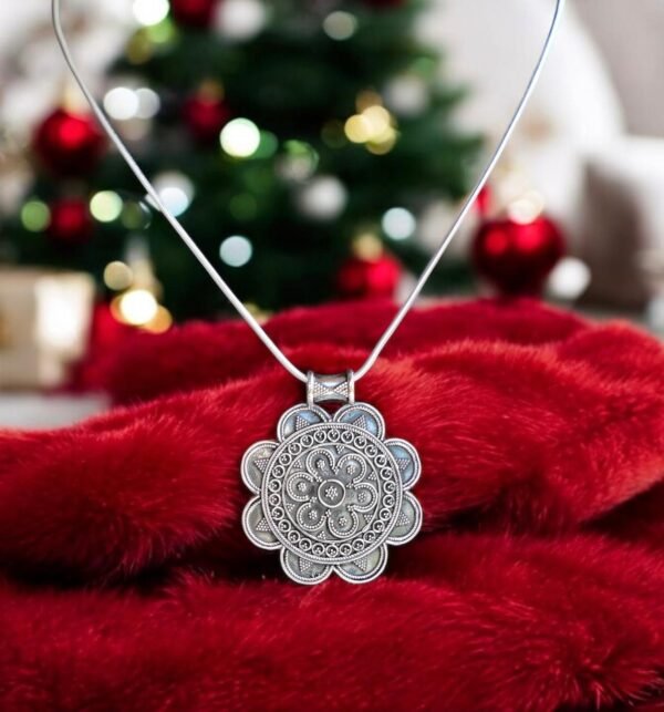 Flower pendant with rawa work in 925 silver