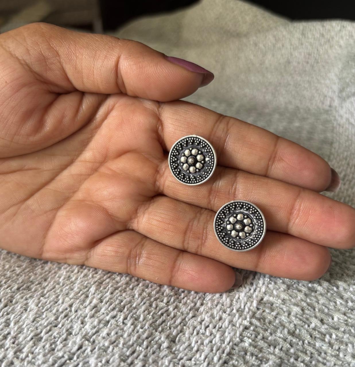 Dana work silver stud in oxdised finished