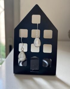 Drop shaped pearl dangler