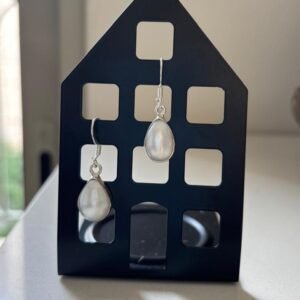 Drop shaped pearl dangler