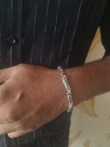 Men's bracelet with box chain design