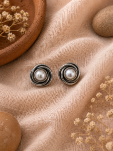 Wired intertwined pearl studs in 925 silver