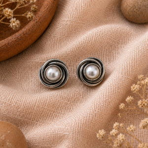 Wired intertwined pearl studs in 925 silver