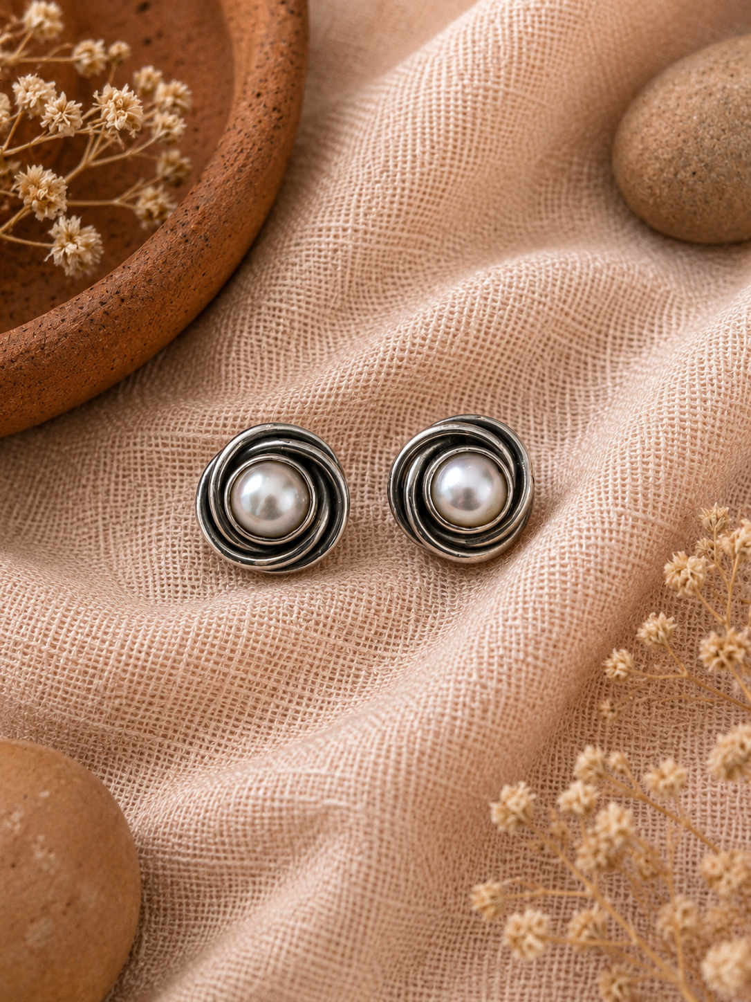 Wired intertwined pearl studs in 925 silver