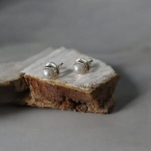 Pearl stud in casted silver