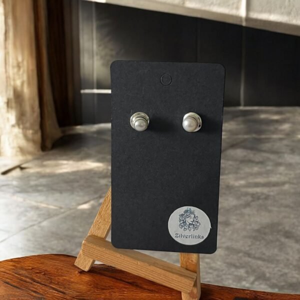 Pearl stud in casted silver - Image 2