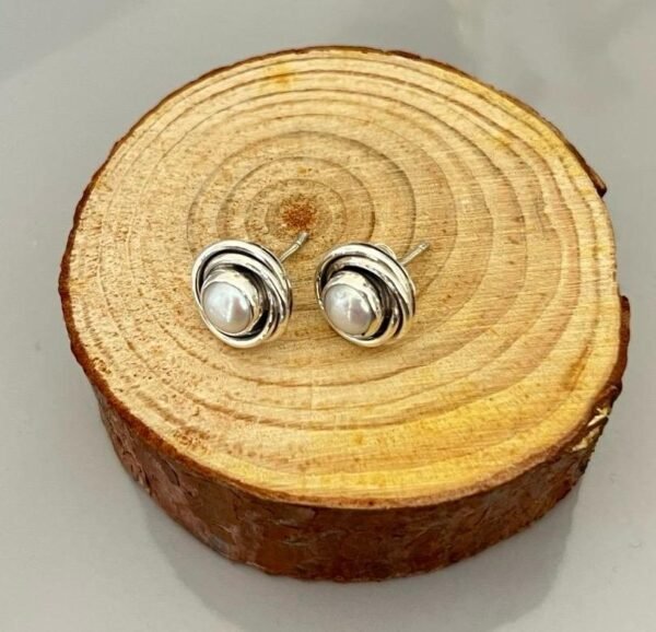 Wired intertwined pearl studs