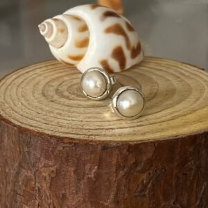 Pearl stud in round casted silver
