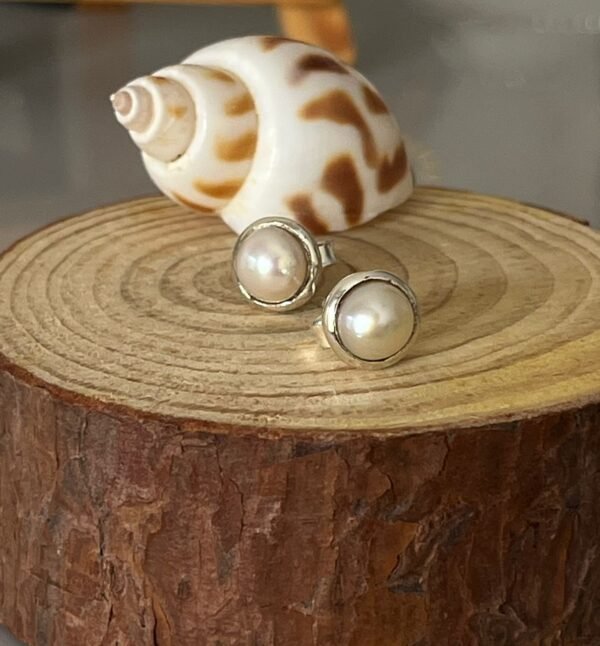 Pearl stud in round casted silver