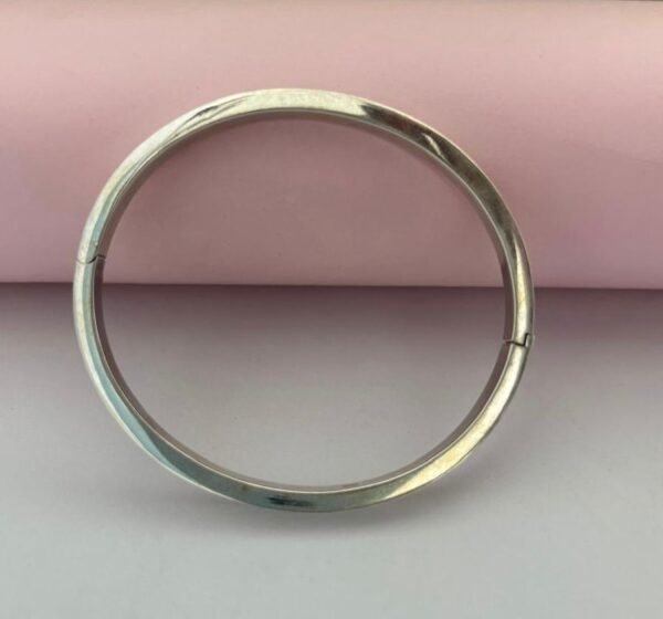 Oval bracelet with lock