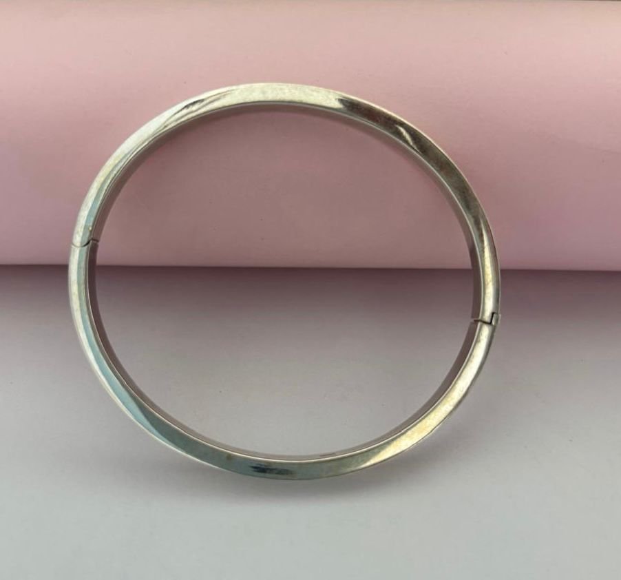 Oval bracelet with lock