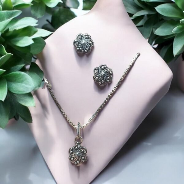 Rawa flower work earring and pendant set