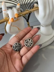 Vintage-style stud