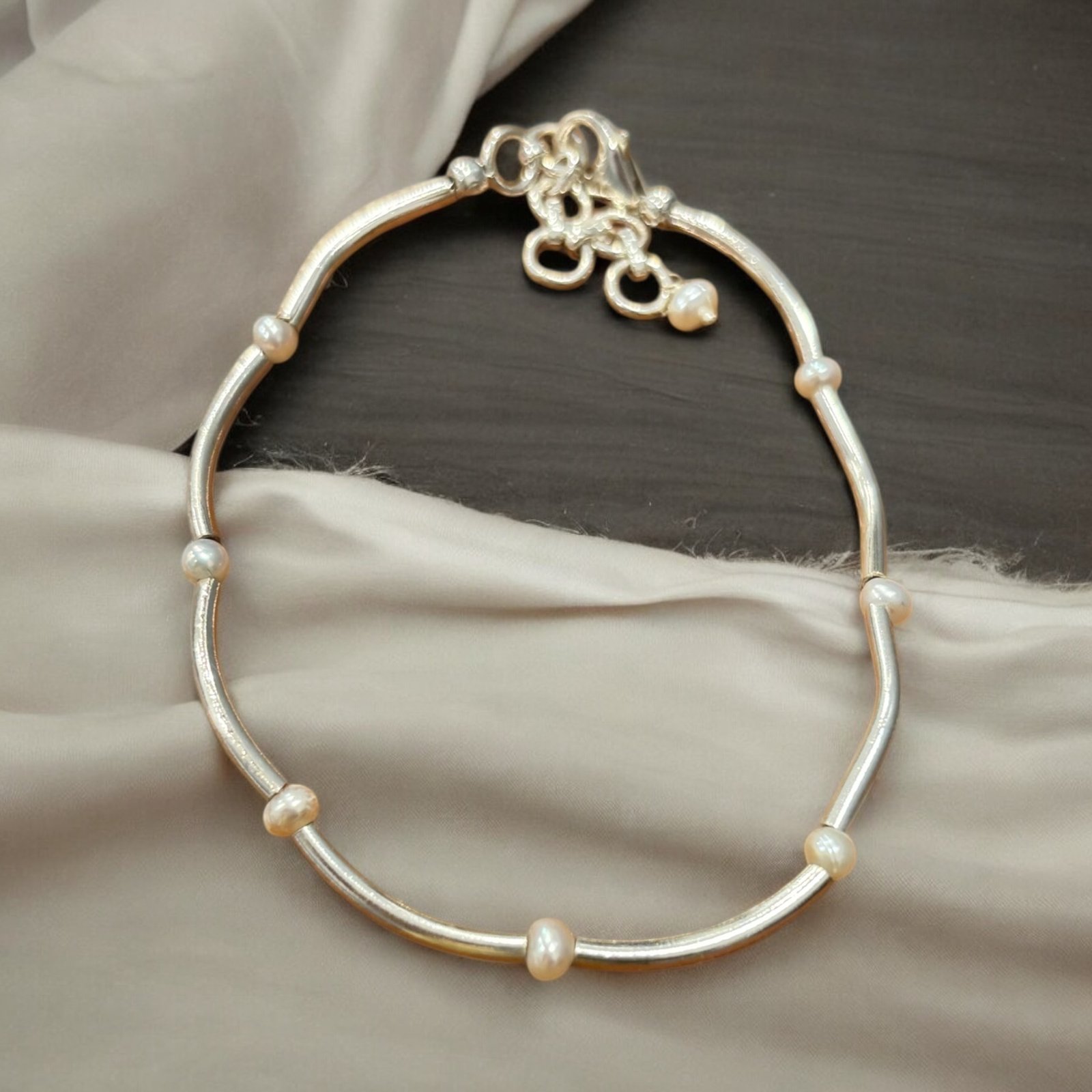 Pearl beads in silver chain bracelet
