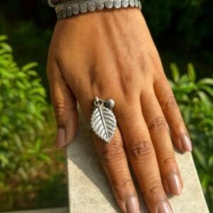 Statement leaf ring in 925 silver