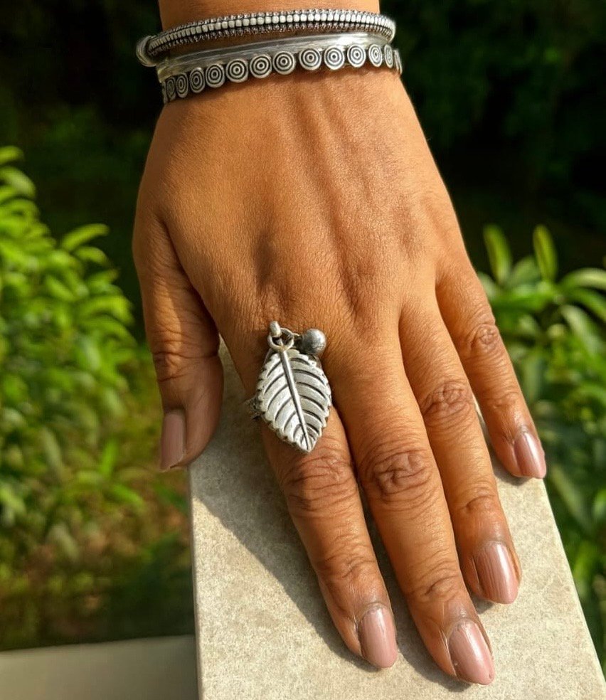 Statement leaf ring in 925 silver