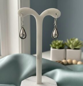 Drop shaped 925 silver dangler with wire work