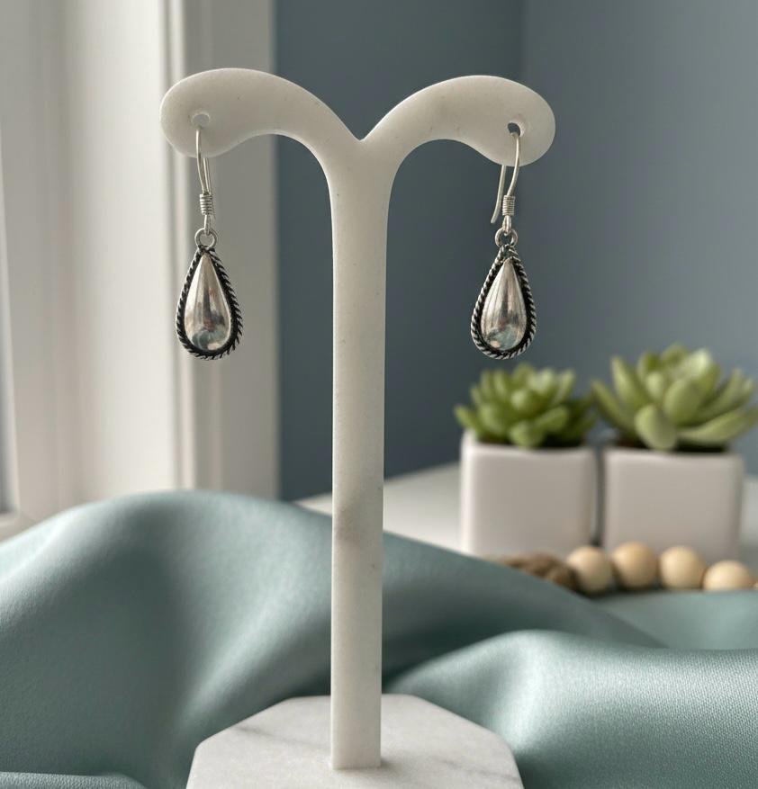 Drop shaped 925 silver dangler with wire work